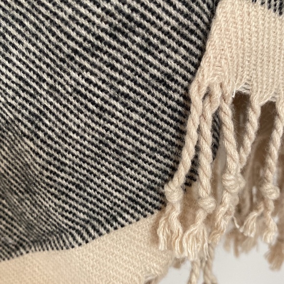 Loft Fringe Open Poncho 💗 Tan & Black - Picture 7 of 16